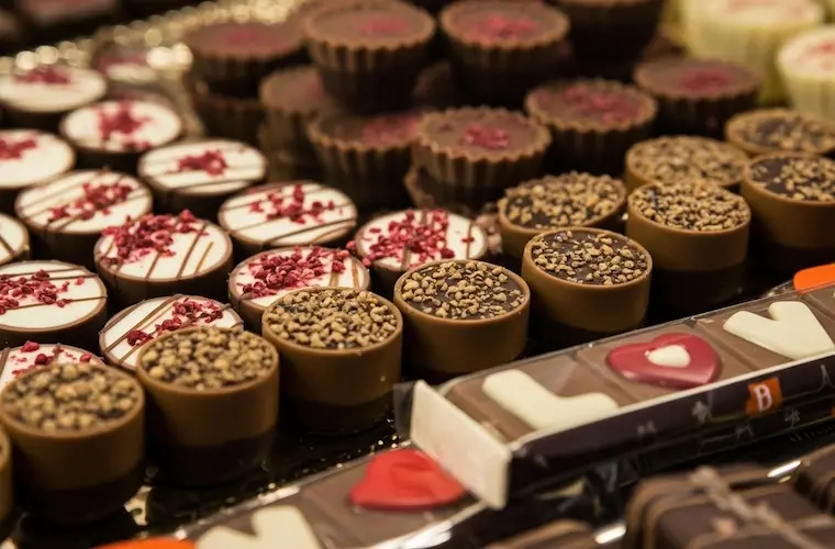 Caja de bombones artesanos JUMA con tableta LOVE para San Valentín