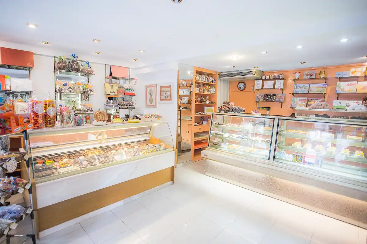 Interior de Pastelería JUMA en Fernando el Católico, Zaragoza - Más de 80 años de tradición artesanal