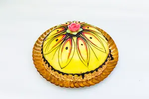 Tarta de limón artesanal con decoración fresca (JUMA)